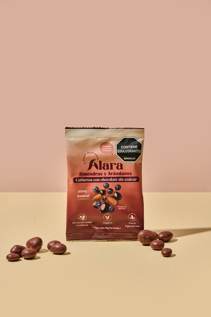 Caja de arándanos y almendras con chocolate sin azúcar snack vegano Alara Colombia