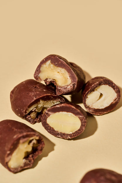 Nuez y almendras cubiertas de chocolate oscuro sin azúcar snack saludable Colombia