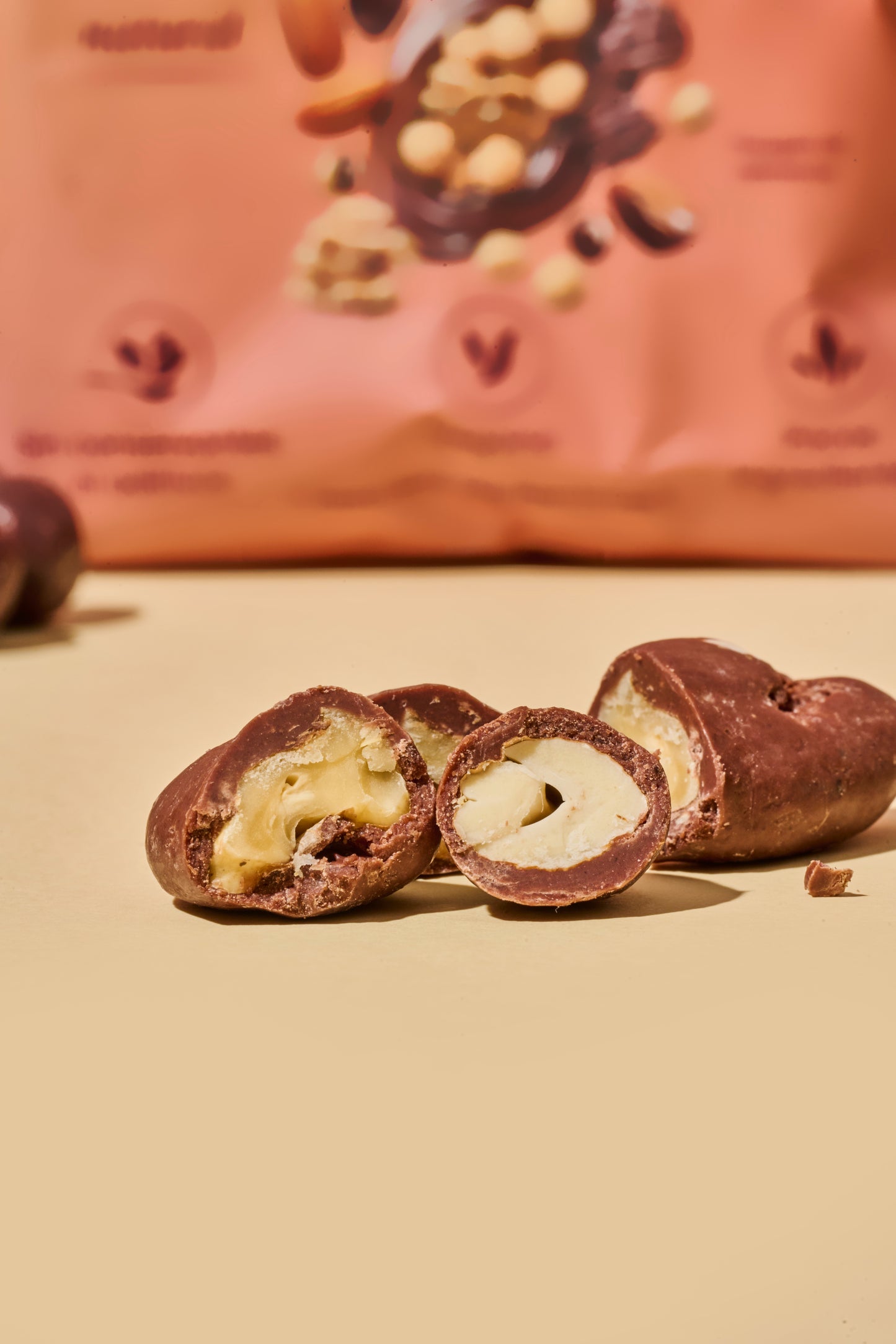 Nuez del nogal, Almendras y Quinoa cubiertas en choclate x 6 uds (25 grs x ud)